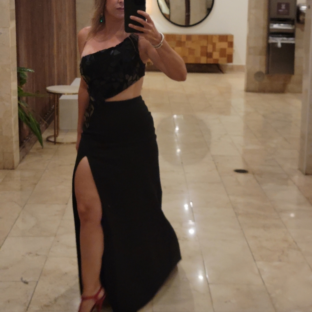 black one shoulder sherri hill dress!!